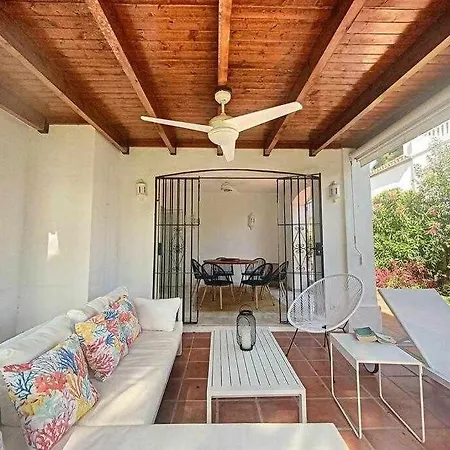 Townhouse For 7 People With Private Garden 샬레 에스테포나