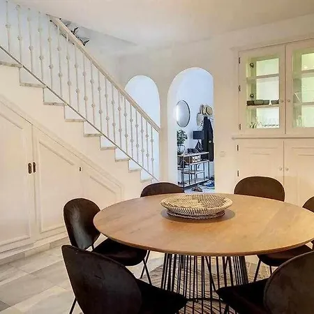 Townhouse For 7 People With Private Garden 샬레