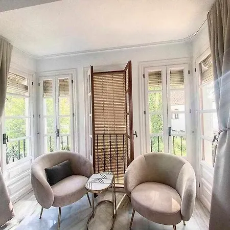 Townhouse For 7 People With Private Garden 샬레