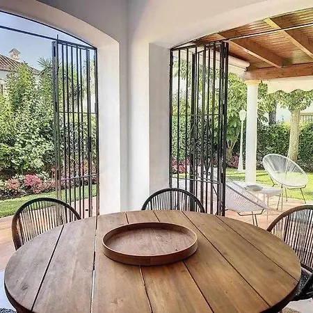 Townhouse For 7 People With Private Garden
