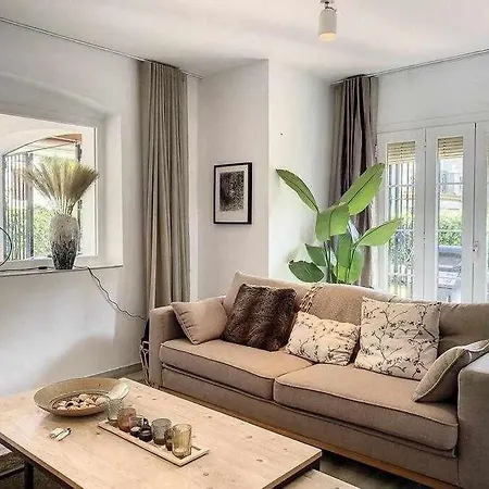 Townhouse For 7 People With Private Garden 샬레
